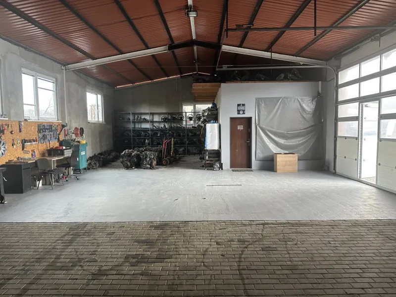 Interiér skladové haly s regály na náhradní díly