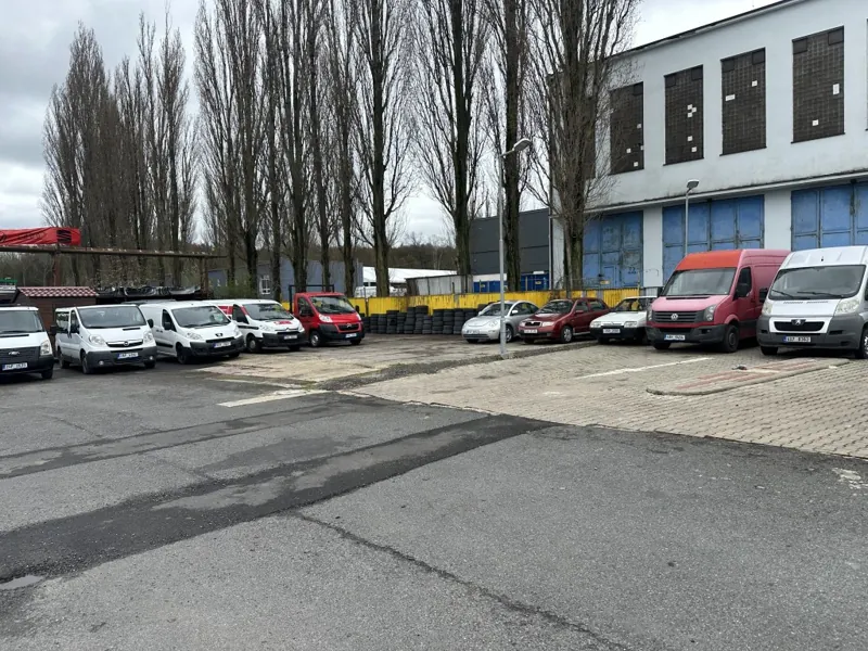 Pohled na areál a parkovací plochu s vozidly připravenými k demontáži