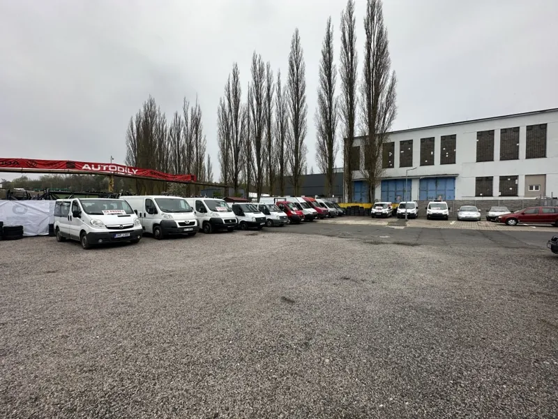 Skladová hala Autodíly Kladno s regály plnými náhradních dílů