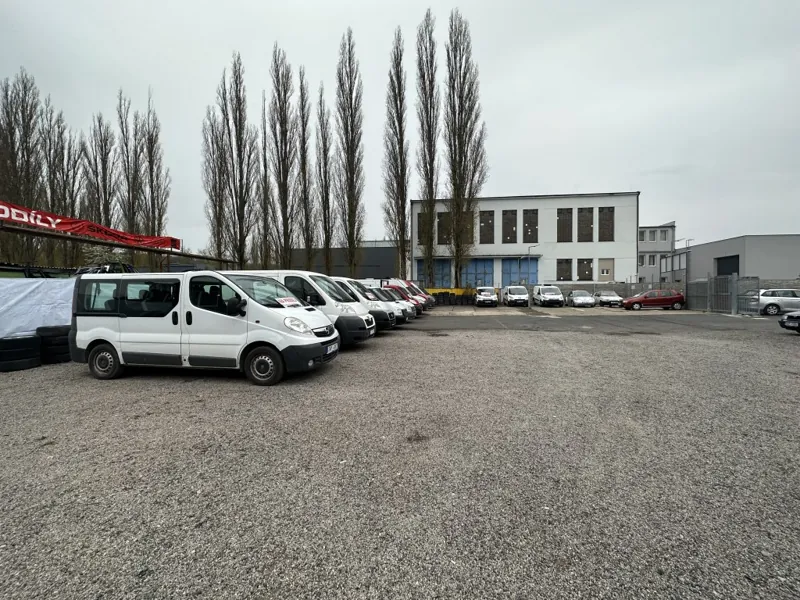Areál firmy Autodíly Kladno s odstavenými osobními a užitkovými vozidly